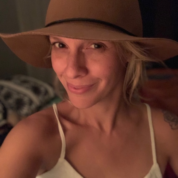 Meet your Posher, Jessica - Picture 1 of 6